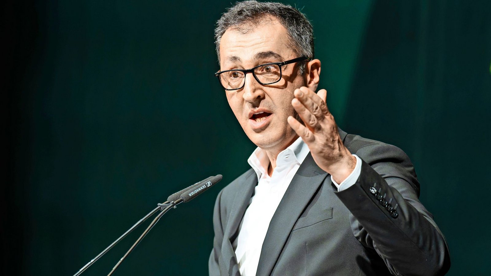 Cem Özdemir warnt davor, dass fossile Energien Deutschland abhängig machen (Archivbild).Foto: Silas Stein/dpa Cem Özdemir warnt davor, dass fossile Energien Deutschland abhängig machen (Archivbild).Foto: Silas Stein/dpa