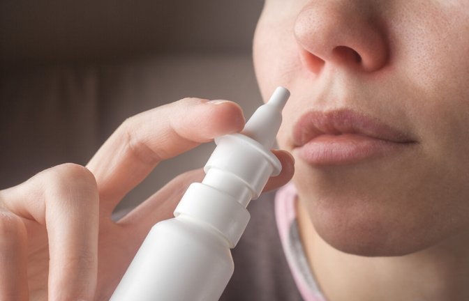 In diesem Artikel erklären wir Ihnen, wie Nasenspray funktioniert. Das passiert bei der Anwendung in der Nase.<span class='image-autor'>Foto: Grey_and / Shutterstock.com</span>