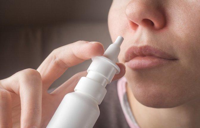 In diesem Artikel erklären wir Ihnen, wie Nasenspray funktioniert. Das passiert bei der Anwendung in der Nase.<span class='image-autor'>Foto: Grey_and / Shutterstock.com</span>