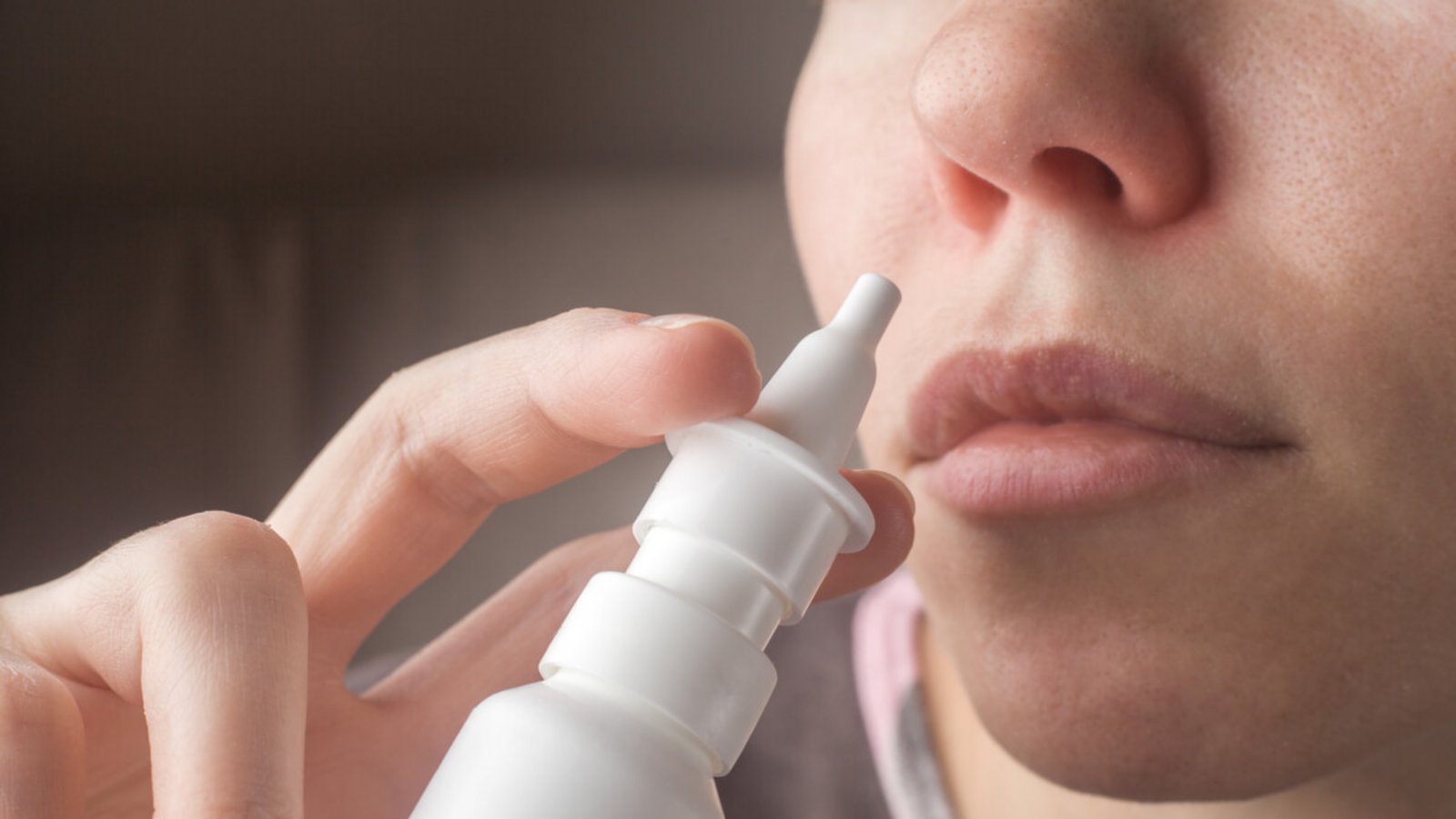 In diesem Artikel erklären wir Ihnen, wie Nasenspray funktioniert. Das passiert bei der Anwendung in der Nase.Foto: Grey_and / Shutterstock.com
