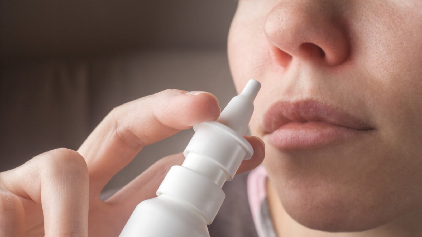 In diesem Artikel erklären wir Ihnen, wie Nasenspray funktioniert. Das passiert bei der Anwendung in der Nase.Foto: Grey_and / Shutterstock.com In diesem Artikel erklären wir Ihnen, wie Nasenspray funktioniert. Das passiert bei der Anwendung in der Nase.Foto: Grey_and / Shutterstock.com