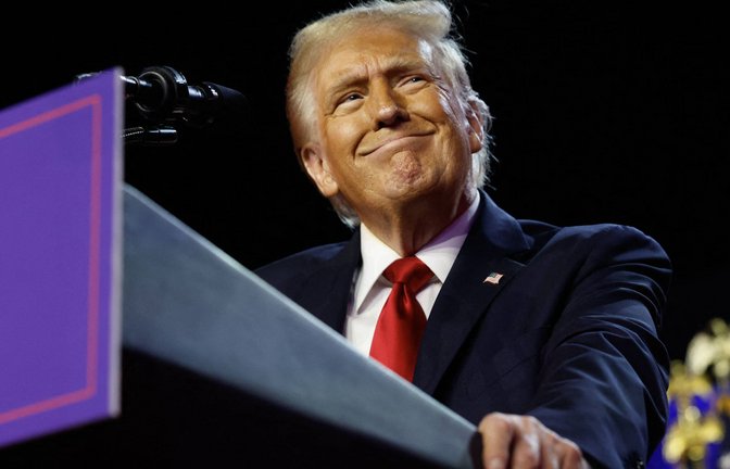 Erfolg für Donald Trump: Die zuständige Richterin gibt dem Antrag auf Einstellung des Trump-Verfahrens wegen Wahlmanipulation statt.<span class='image-autor'>Foto: IMAGO//CHIP SOMODEVILLA</span>