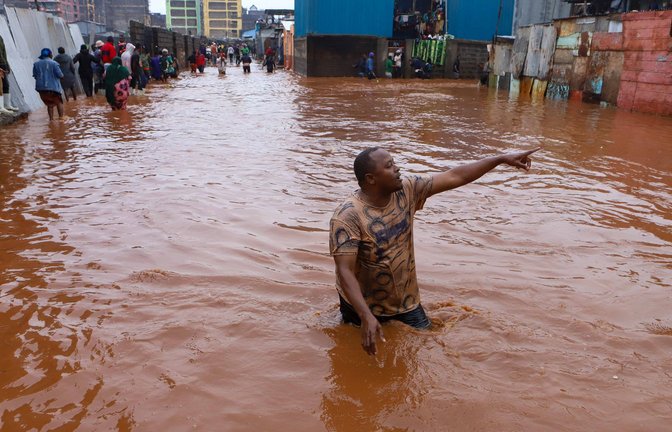 Ein Mann watet in Nairobi durch das Hochwasser.<span class='image-autor'>Foto: Joy Nabukewa/XinHua/dpa</span>