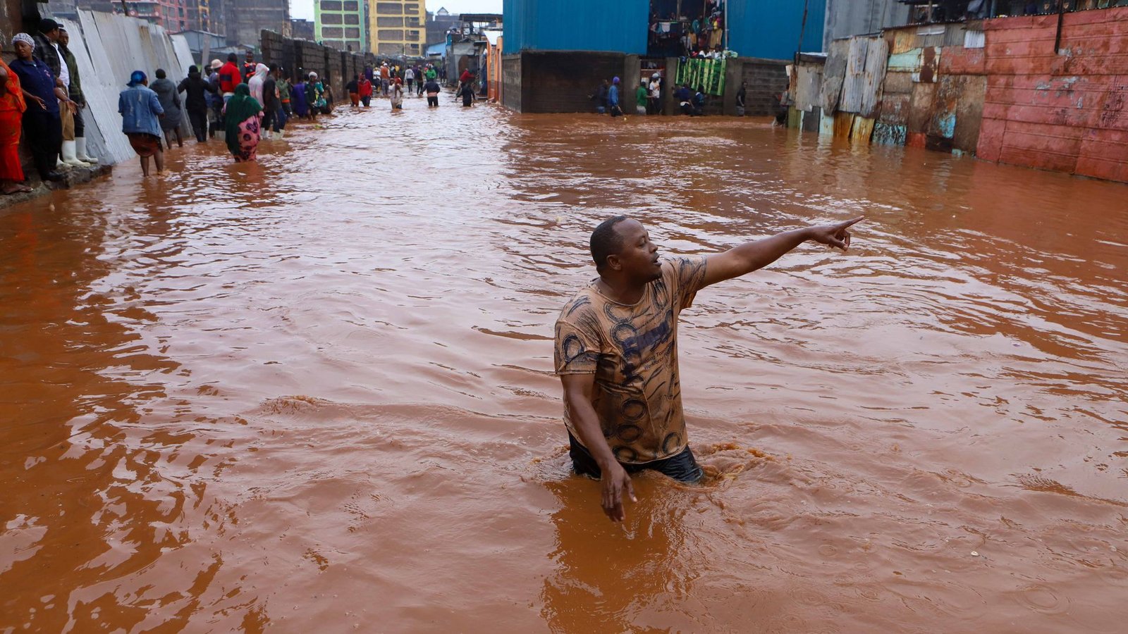 Ein Mann watet in Nairobi durch das Hochwasser.Foto: Joy Nabukewa/XinHua/dpa