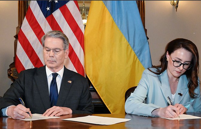 US-Finanzminister Scott Bessent und die stellvertretende, ukrainische Ministerpräsidentin Julija Swyrydenko unterschreiben im US-Finanzministerium den Deal.<span class='image-autor'>Foto: -/US Treasury Departement/dpa</span>