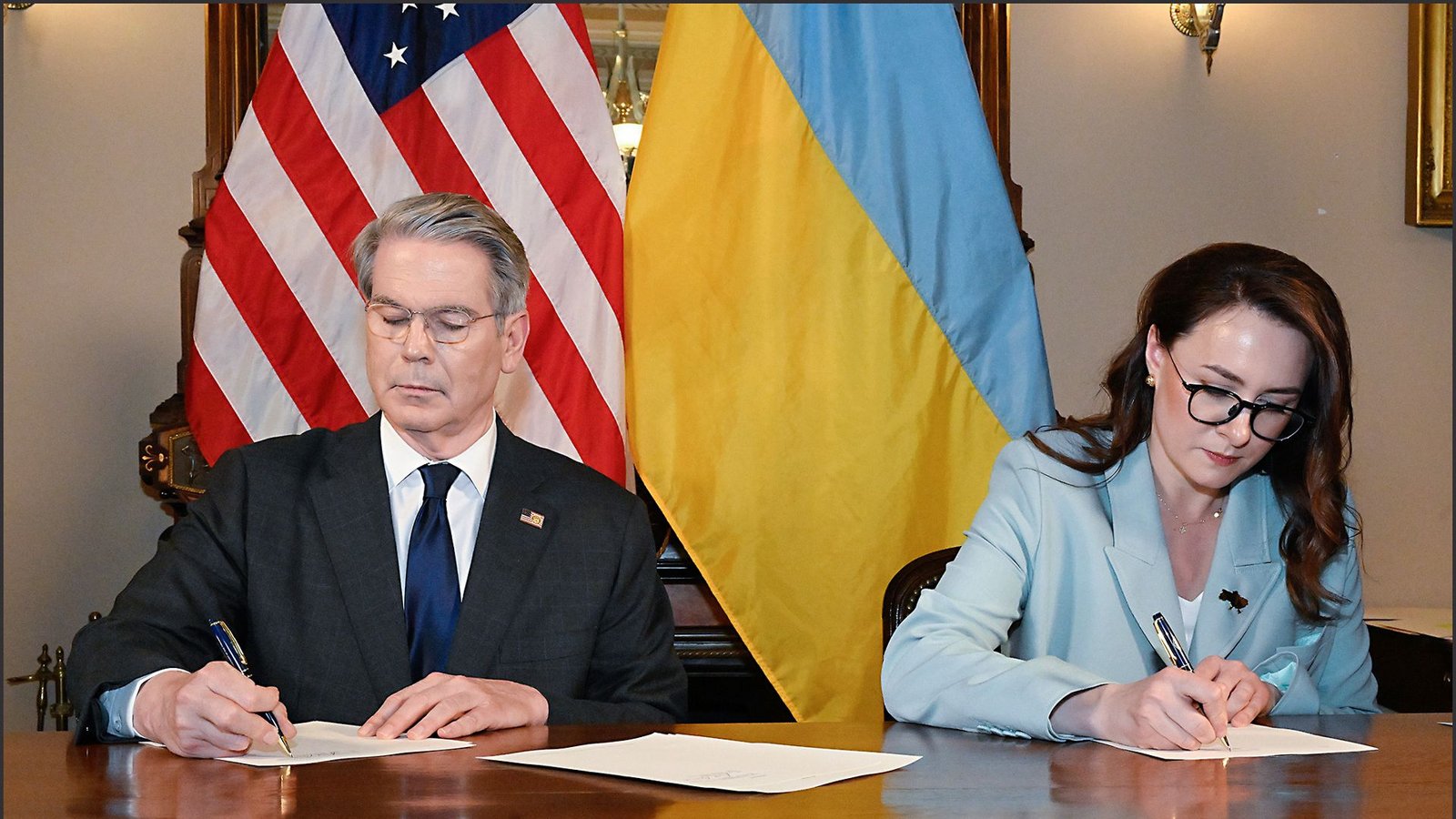 US-Finanzminister Scott Bessent und die stellvertretende, ukrainische Ministerpräsidentin Julija Swyrydenko unterschreiben im US-Finanzministerium den Deal.Foto: -/US Treasury Departement/dpa