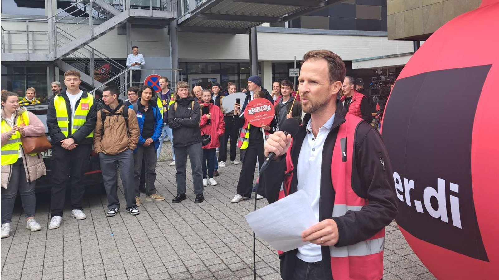 Streikkundgebung an der Uniklinik Freiburg mit Verdi-Verhandlungsführer Jakob Becker – der Protest dürfte nun beigelegt sein.Foto: Ingo Busch Streikkundgebung an der Uniklinik Freiburg mit Verdi-Verhandlungsführer Jakob Becker – der Protest dürfte nun beigelegt sein.Foto: Ingo Busch