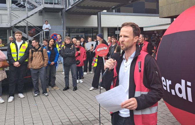 Streikkundgebung an der Uniklinik Freiburg mit Verdi-Verhandlungsführer Jakob Becker – der Protest dürfte nun beigelegt sein.<span class='image-autor'>Foto: Ingo Busch</span>