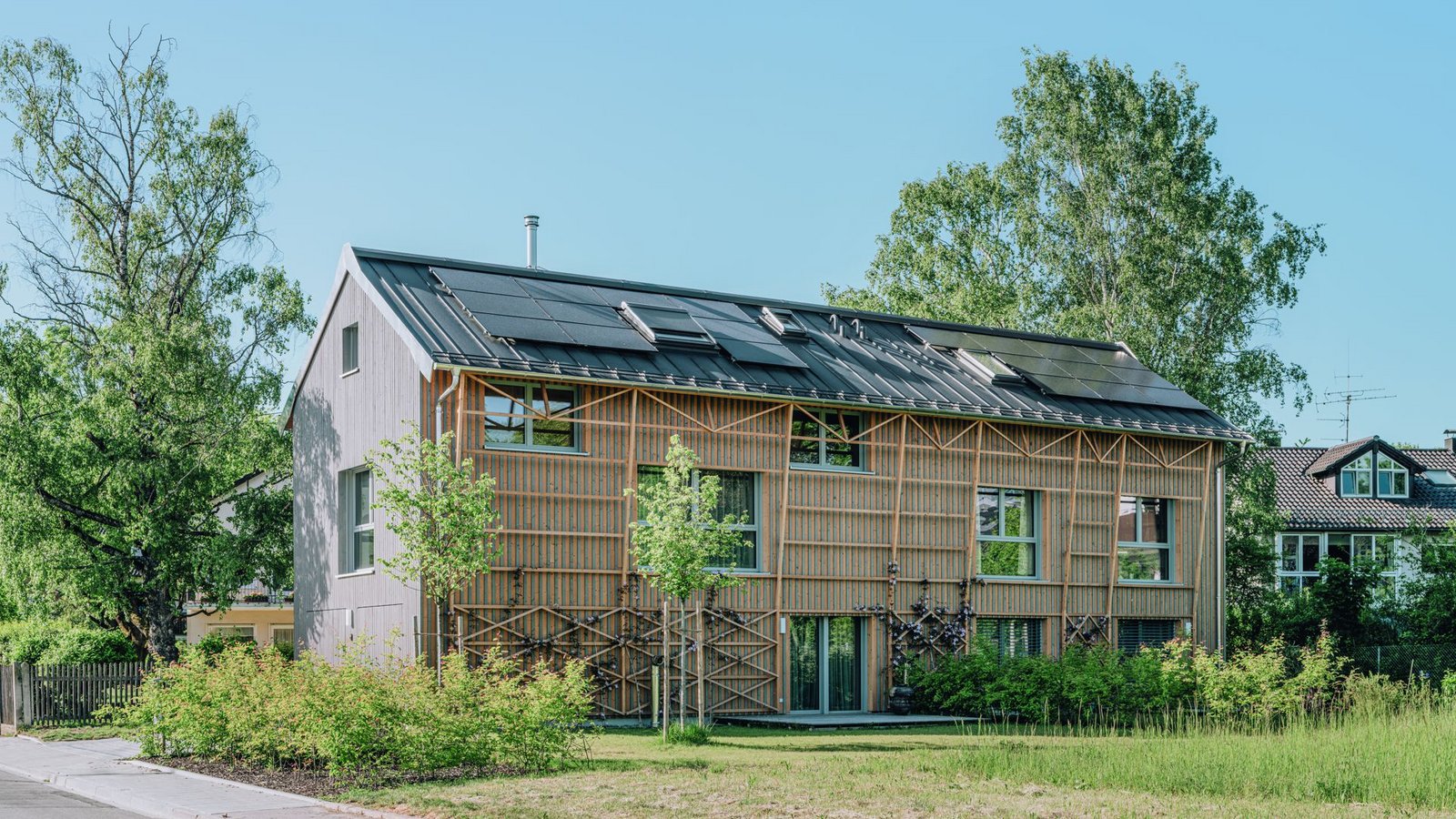 Der Gewinner des Wettbewerbs „Häuser des Jahres 2025“ steht in der Nähe von München . . .Foto: Florian Holzherr Der Gewinner des Wettbewerbs „Häuser des Jahres 2025“ steht in der Nähe von München . . .Foto: Florian Holzherr