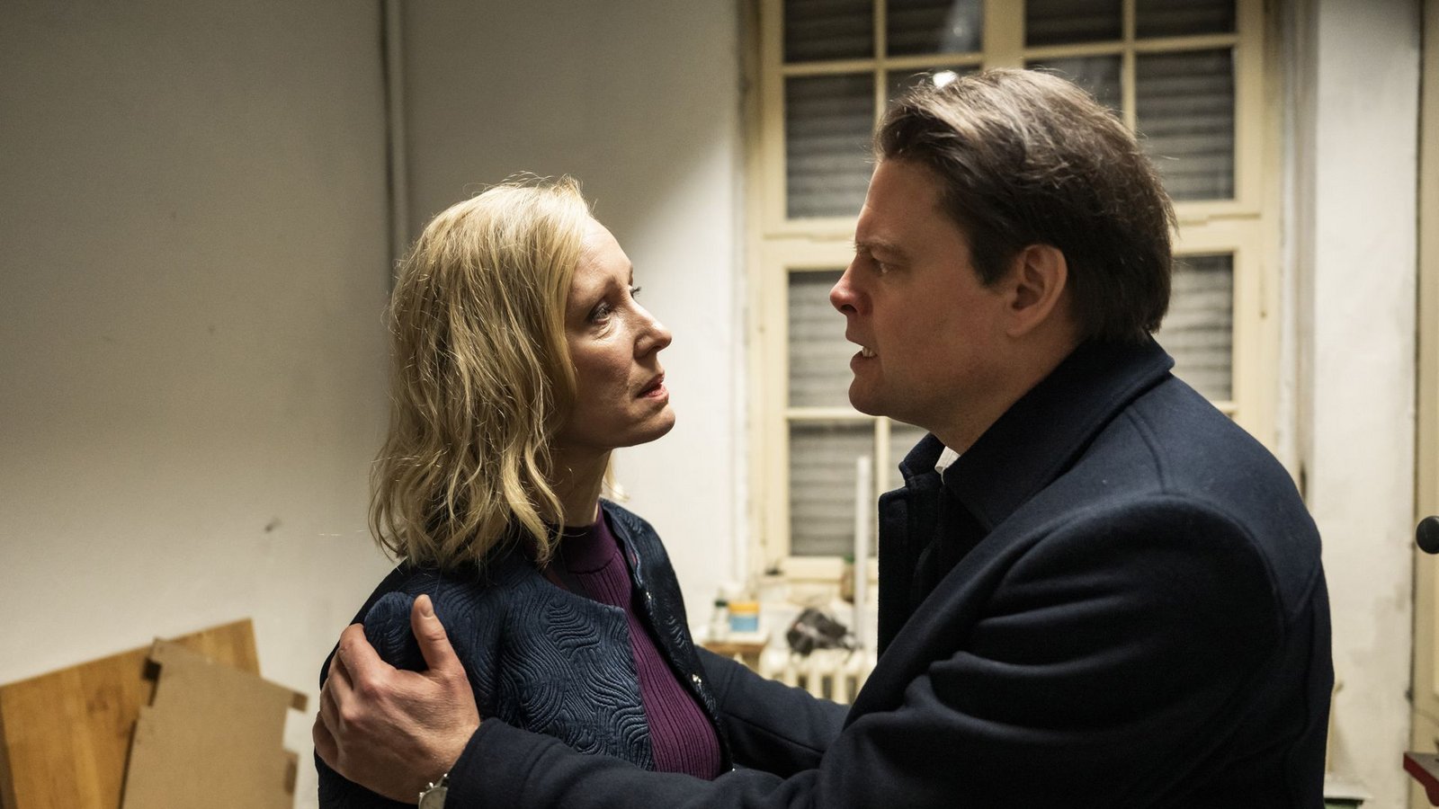 Frank Anders (Max Giermann, re.) und seine Frau Caro (Silvina Buchbauer) produzieren die Kindershow „Sachen und Lachen“ – allzu harmonisch geht’s dort aber nicht zu.Foto: WDR/BAVARIA FICTION/Martin Valen Frank Anders (Max Giermann, re.) und seine Frau Caro (Silvina Buchbauer) produzieren die Kindershow „Sachen und Lachen“ – allzu harmonisch geht’s dort aber nicht zu.Foto: WDR/BAVARIA FICTION/Martin Valen