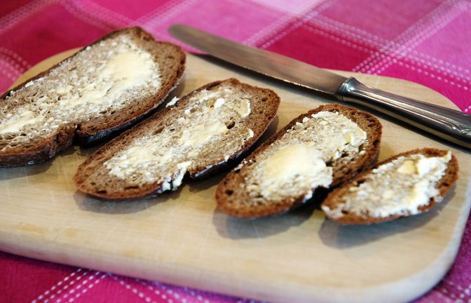 In einem großen Butter-Test von „Öko-Test“ schmieren von 20 Buttermarken gleich 17 gnadenlos mit „mangelhaft“ oder „ungenügend“ ab. Grund: Fast alle sind mit Mineralöl-Rückständen belastet.<span class='image-autor'>Foto: dpa/Arno Burgi</span>