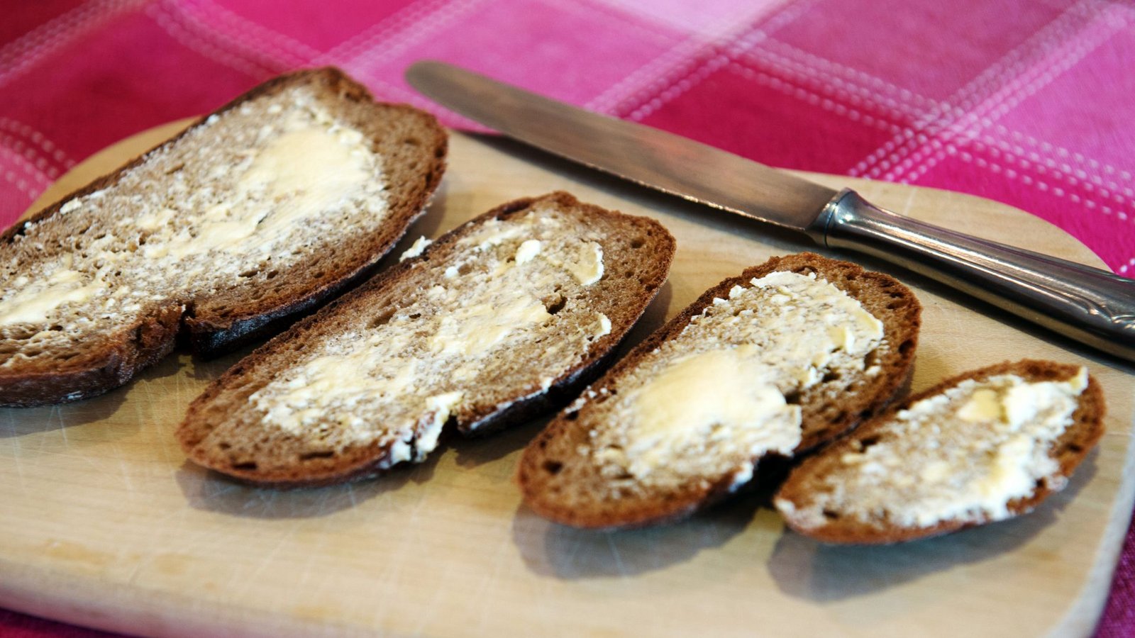 In einem großen Butter-Test von „Öko-Test“ schmieren von 20 Buttermarken gleich 17 gnadenlos mit „mangelhaft“ oder „ungenügend“ ab. Grund: Fast alle sind mit Mineralöl-Rückständen belastet.Foto: dpa/Arno Burgi In einem großen Butter-Test von „Öko-Test“ schmieren von 20 Buttermarken gleich 17 gnadenlos mit „mangelhaft“ oder „ungenügend“ ab. Grund: Fast alle sind mit Mineralöl-Rückständen belastet.Foto: dpa/Arno Burgi