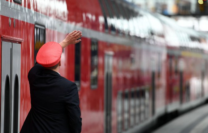 In der Debatte um eine verbesserte Sicherheit für Zugbegleiter machen sich Politiker und Polizeivertreter für weniger Ausweiskontrollen in Zügen stark (Symbolfoto).<span class='image-autor'>Foto: dpa/Soeren Stache</span>