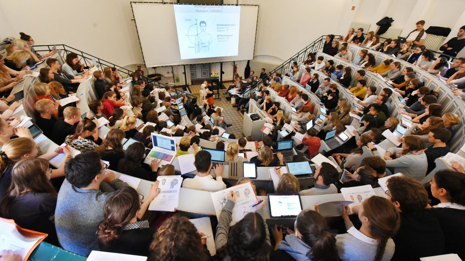 Ist die Uni für junge Wissenschaftler ein attraktiver Arbeitsplatz?Foto: dpa/Waltraud Grubitzsch Ist die Uni für junge Wissenschaftler ein attraktiver Arbeitsplatz?Foto: dpa/Waltraud Grubitzsch
