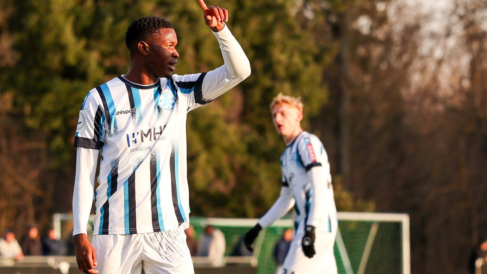 Abdoulie Mboob konnte bisher nur in Testspielen für die Stuttgarter Kickers am Ball sein.Foto: Baumann Abdoulie Mboob konnte bisher nur in Testspielen für die Stuttgarter Kickers am Ball sein.Foto: Baumann