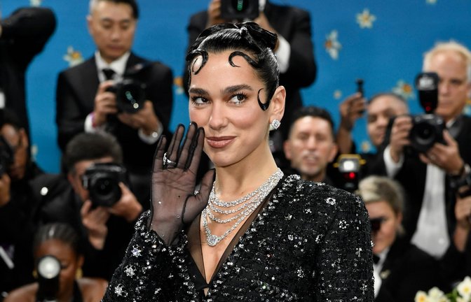Dua Lipa geht mit einer Millionenklage gegen einen Elektronikriesen vor. (Archivbild)<span class='image-autor'>Foto: Evan Agostini/Invision/dpa</span>