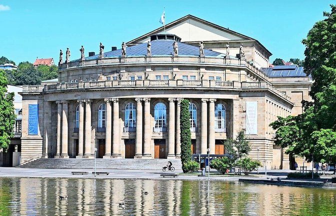 Außen hui, innen, nun ja: Das Opernhaus am Eckensee muss dringend saniert werden, die Technik ist überaltert, Ausfälle drohen.<span class='image-autor'>Foto: dpa/Bernd Weißbrod</span>