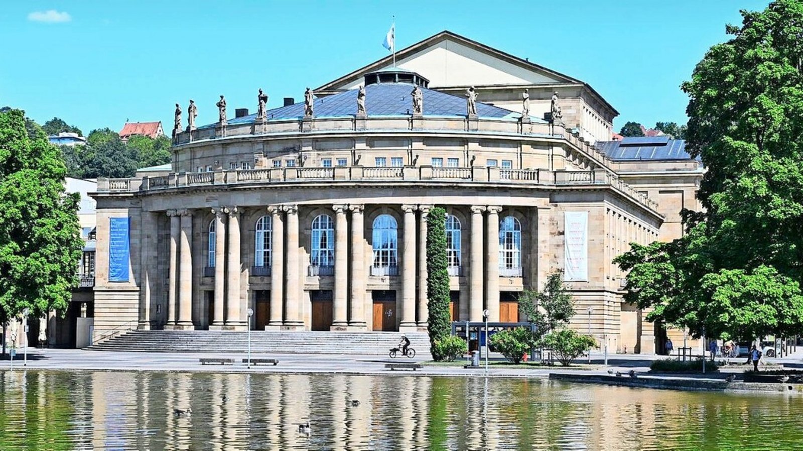 Außen hui, innen, nun ja: Das Opernhaus am Eckensee muss dringend saniert werden, die Technik ist überaltert, Ausfälle drohen.Foto: dpa/Bernd Weißbrod Außen hui, innen, nun ja: Das Opernhaus am Eckensee muss dringend saniert werden, die Technik ist überaltert, Ausfälle drohen.Foto: dpa/Bernd Weißbrod