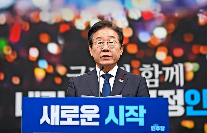 Südkoreas Oppositionsführer der Demokratischen Partei, Lee Jae Myung, spricht während einer Pressekonferenz zur Amtsenthebung von Präsident Yoon im Parteibüro im Gebäude der Nationalversammlung.<span class='image-autor'>Foto: dpa/Lee Jin-man</span>