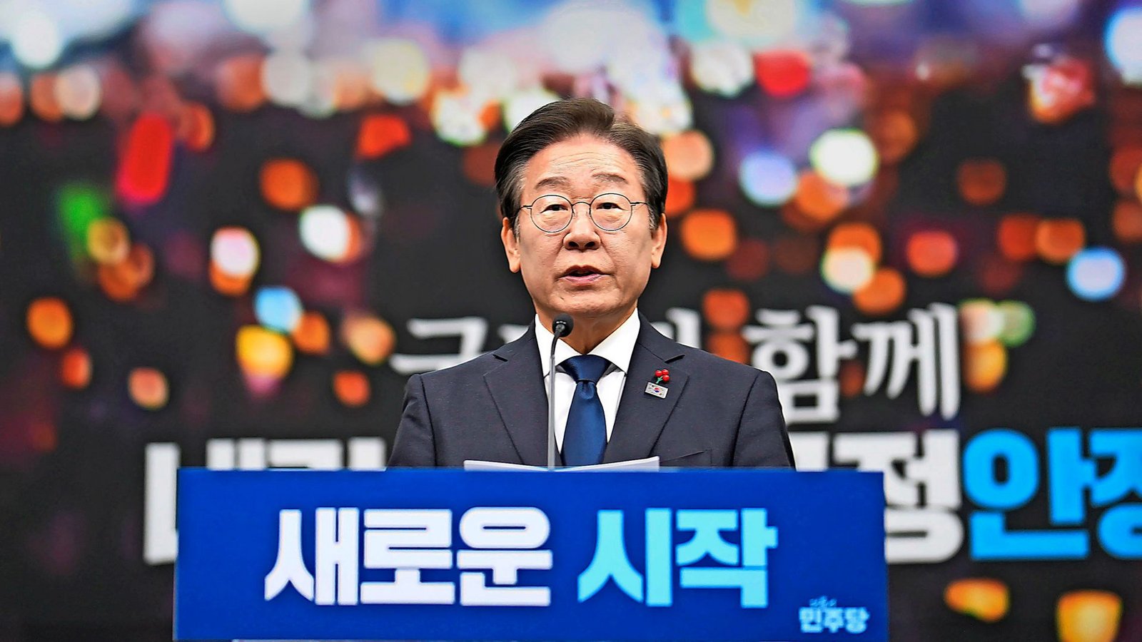 Südkoreas Oppositionsführer der Demokratischen Partei, Lee Jae Myung, spricht während einer Pressekonferenz zur Amtsenthebung von Präsident Yoon im Parteibüro im Gebäude der Nationalversammlung.Foto: dpa/Lee Jin-man Südkoreas Oppositionsführer der Demokratischen Partei, Lee Jae Myung, spricht während einer Pressekonferenz zur Amtsenthebung von Präsident Yoon im Parteibüro im Gebäude der Nationalversammlung.Foto: dpa/Lee Jin-man