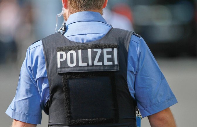 Ein maskierter Unbekannter hat im Ostalbkreis eine Frau beraubt. Die Polizei sucht Zeugen (Symbolfoto).<span class='image-autor'>Foto: IMAGO/dts Nachrichtenagentur/IMAGO/dts Nachrichtenagentur</span>