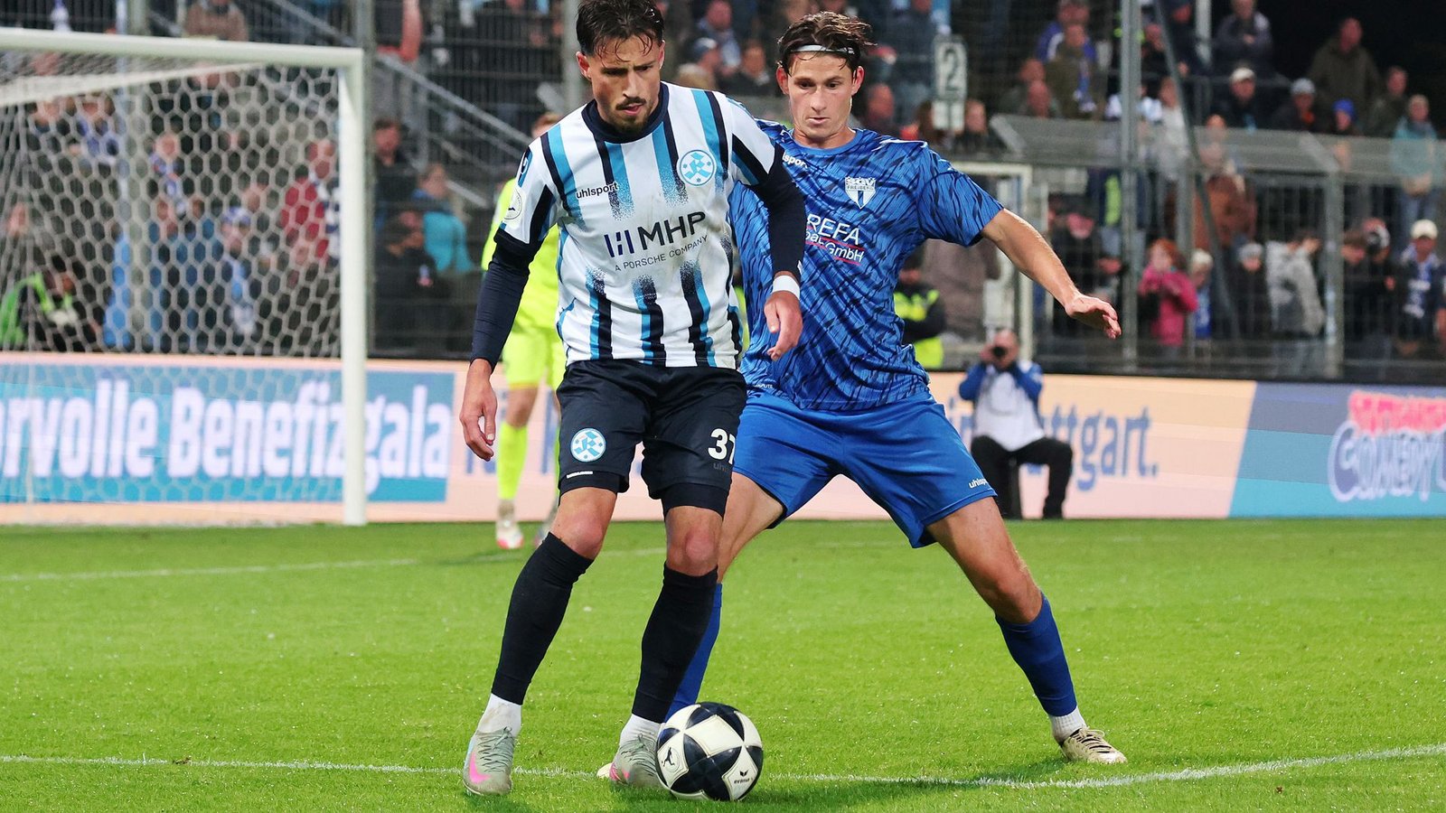 Paul Polauke (re.) gegen Flamur Berisha: Der Ex-Kickers-Spieler im Freiberger Dress freut sich auf das Pokalduell.Foto: Pressefoto Baumann/Alexander Keppler Paul Polauke (re.) gegen Flamur Berisha: Der Ex-Kickers-Spieler im Freiberger Dress freut sich auf das Pokalduell.Foto: Pressefoto Baumann/Alexander Keppler