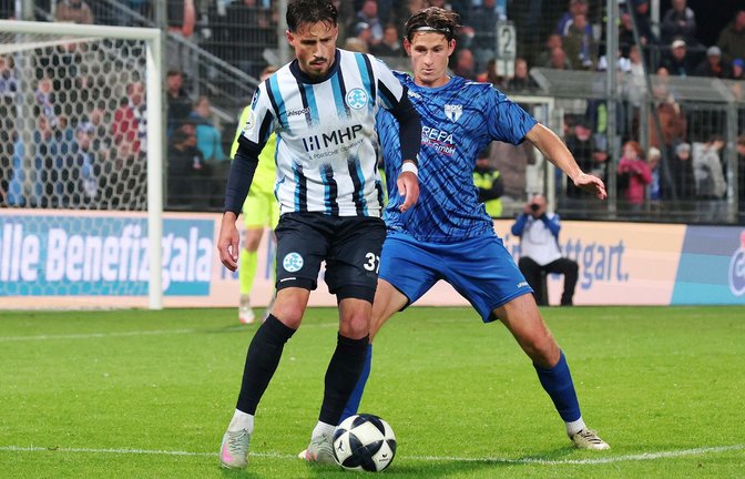 Paul Polauke (re.) gegen Flamur Berisha: Der Ex-Kickers-Spieler im Freiberger Dress freut sich auf das Pokalduell.<span class='image-autor'>Foto: Pressefoto Baumann/Alexander Keppler</span>