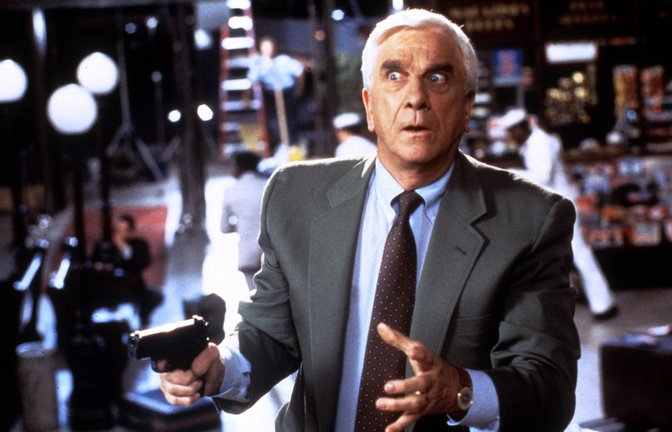 Leslie Nielsen als Lt. Frank Drebin in "Die nackte Kanone 33 1/3" von 1994.<span class='image-autor'>Foto: IMAGO / Allstar</span>