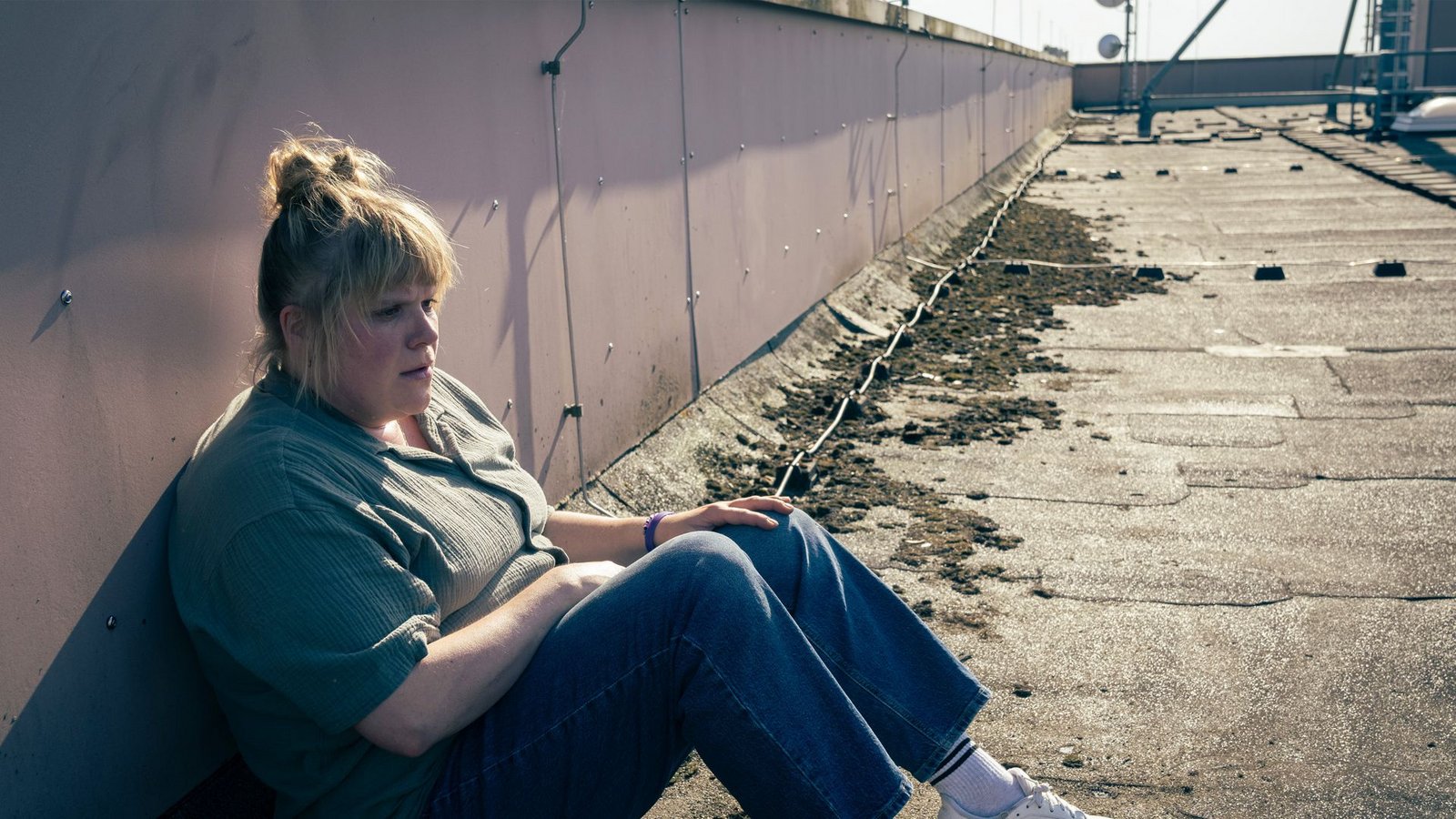 Rosa Herzog (Stefanie Reinsperger) ist nach der Durchsicht des Videomaterials zu Vergewaltigungen aus dem Kosovo-Krieg so mitgenommen, dass sie aufs Dach flüchtet, um das Gesehene zu verarbeiten.Foto: WDR/Thomas Kost