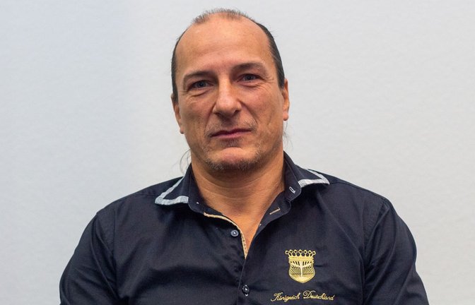 Peter Fitzek bei einer Verhandlung im Landgericht Dessau-Roßlau. Der selbsterkannte „König von Deutschland“ wurde am Dienstag bei einer Razzia festgenommen (Archivfoto).<span class='image-autor'>Foto: dpa/Klaus-Dietmar Gabbert</span>