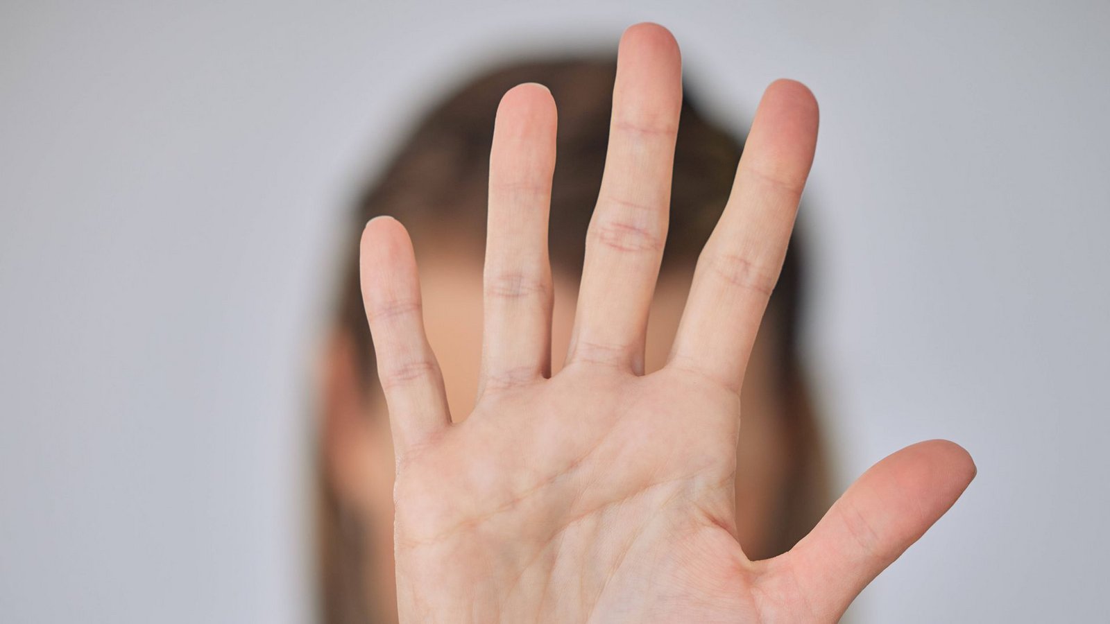 Jeder dritte junge Mann findet laut einer Umfrage Gewalt und Dominanz in der Partnerschaft akzeptabel (Symbolbild).Foto: IMAGO/Zoonar/IMAGO/Zoonar.com/Yuri Arcurs peopleimages.com