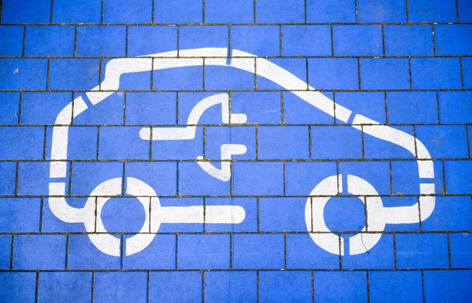 Der Ausbau des Ladesäulen-Netzes ist eine Voraussetzung für mehr E-Auto-Käufe.<span class='image-autor'>Foto: dpa/Julian Stratenschulte</span>