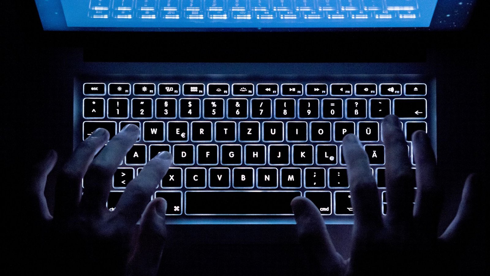 Auf das betrügerische Anlageangebot stießen sie im Internet. (Symbolbild)Foto: picture alliance/dpa/Silas Stein