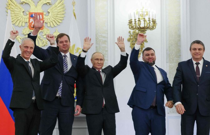 Wladimir Putin mit Vertretern aus den vier besetzten Gebieten der Ukraine, die nun russisch sein sollen<span class='image-autor'>Foto: AFP/Mikhail Metzel</span>