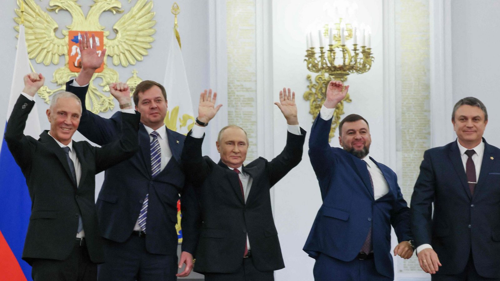 Wladimir Putin mit Vertretern aus den vier besetzten Gebieten der Ukraine, die nun russisch sein sollenFoto: AFP/Mikhail Metzel