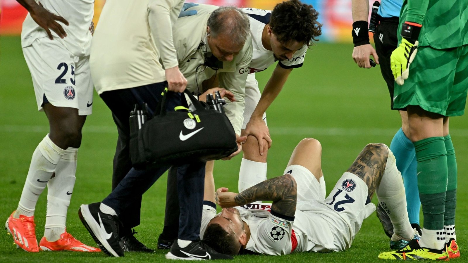 PSG-Verteidiger Lucas Hernandez musste noch vor der Pause verletzt ausgewechselt werden.Foto: Bernd Thissen/dpa