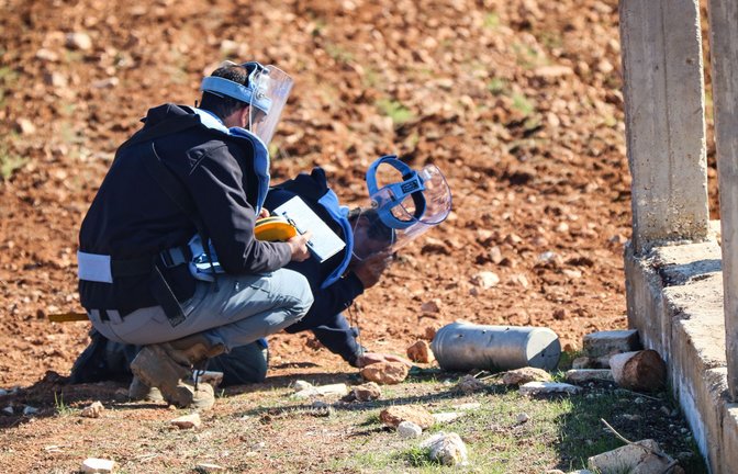 Experten der  Organisation  Halo Trust untersuchen eine Streubombe.<span class='image-autor'>Foto: HALO Trust/Paul McCann</span>