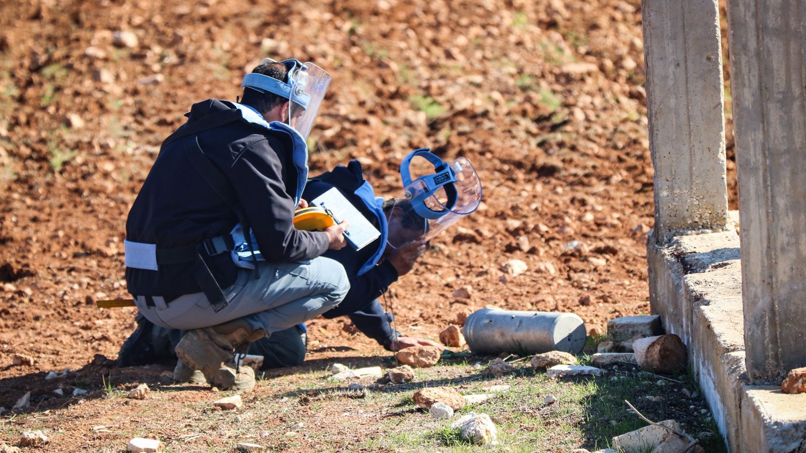 Experten der Organisation Halo Trust untersuchen eine Streubombe.Foto: HALO Trust/Paul McCann Experten der Organisation Halo Trust untersuchen eine Streubombe.Foto: HALO Trust/Paul McCann