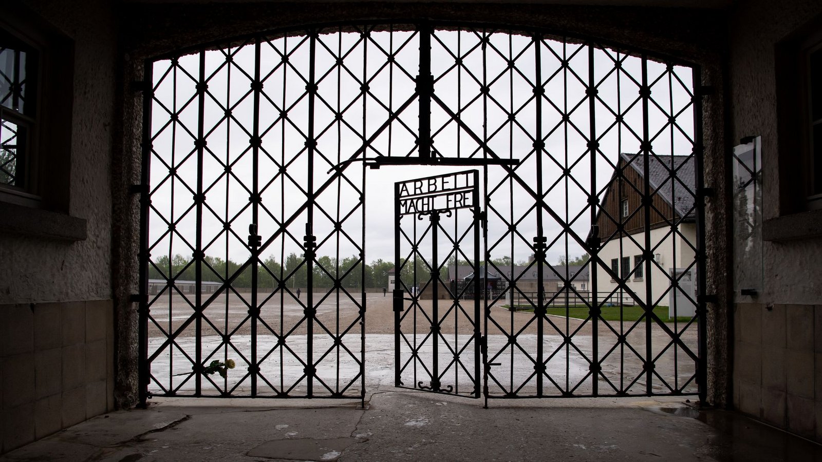 Der Freistaat übernimmt laut Kabinettsbeschluss die Kosten für die notwendige Altlastensanierung sowie erste Maßnahmen zur erinnerungskulturellen Erschließung. (Archivbild)Foto: Sven Hoppe/dpa Der Freistaat übernimmt laut Kabinettsbeschluss die Kosten für die notwendige Altlastensanierung sowie erste Maßnahmen zur erinnerungskulturellen Erschließung. (Archivbild)Foto: Sven Hoppe/dpa