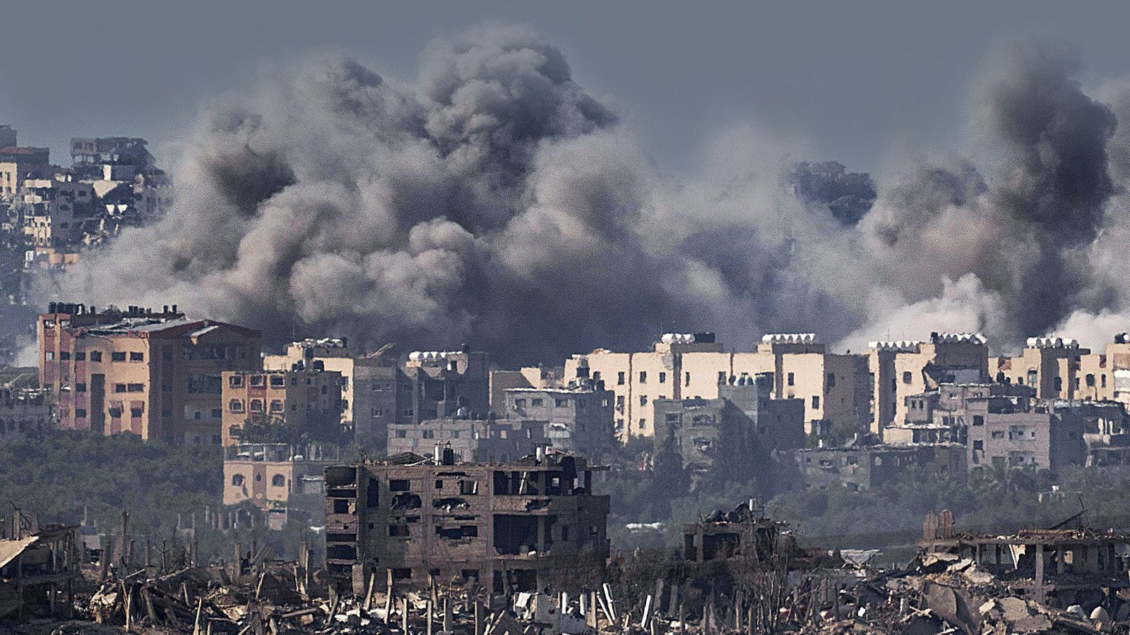 Rauchwolken zeigen die Stellen an, an denen Bomben bei einem israelischen Luftangriff im Gazastreifen eingeschlagen sind.Foto: dpa/Leo Correa Rauchwolken zeigen die Stellen an, an denen Bomben bei einem israelischen Luftangriff im Gazastreifen eingeschlagen sind.Foto: dpa/Leo Correa
