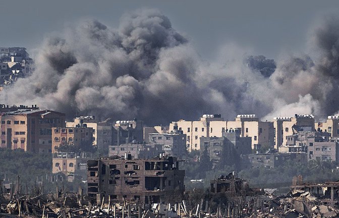 Rauchwolken zeigen die Stellen an, an denen Bomben bei einem israelischen Luftangriff im Gazastreifen eingeschlagen sind.<span class='image-autor'>Foto: dpa/Leo Correa</span>