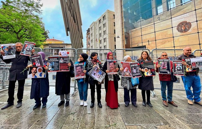 Mahnwache der Samstagsmütter im Mai 2024: Seit vorigem Jahr dürfen nur noch zehn Personen teilnehmen.<span class='image-autor'>Foto: Susanne Güsten</span>