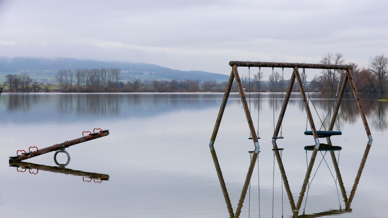 Auch in Baden-Württemberg kam es im Dezember zu Hochwasser: ein überfluteter Spielplatz in Riedlingen.Foto: dpa/Thomas Warnack Auch in Baden-Württemberg kam es im Dezember zu Hochwasser: ein überfluteter Spielplatz in Riedlingen.Foto: dpa/Thomas Warnack