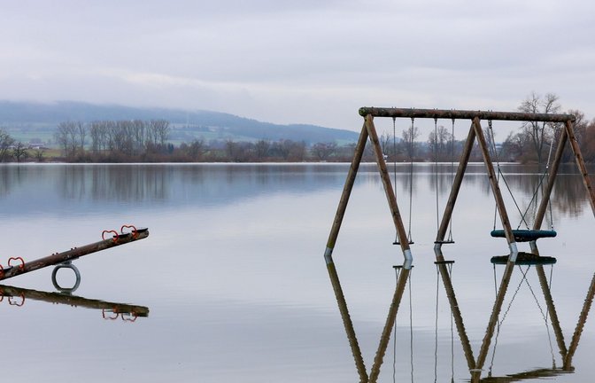 Auch in Baden-Württemberg kam es im Dezember zu Hochwasser: ein überfluteter Spielplatz in Riedlingen.<span class='image-autor'>Foto: dpa/Thomas Warnack</span>