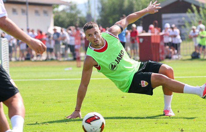 Voll konzentriert: Im Trainingslager in Grassau bereitet sich Ermedin Demirovic mit dem VfB Stuttgart auf die Saison vor.<span class='image-autor'>Foto: Baumann</span>