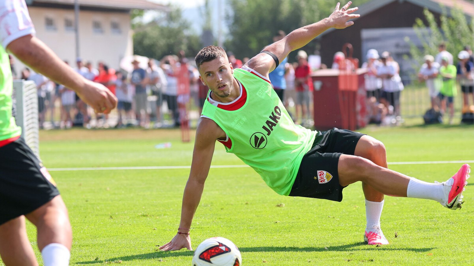 Voll konzentriert: Im Trainingslager in Grassau bereitet sich Ermedin Demirovic mit dem VfB Stuttgart auf die Saison vor.Foto: Baumann Voll konzentriert: Im Trainingslager in Grassau bereitet sich Ermedin Demirovic mit dem VfB Stuttgart auf die Saison vor.Foto: Baumann