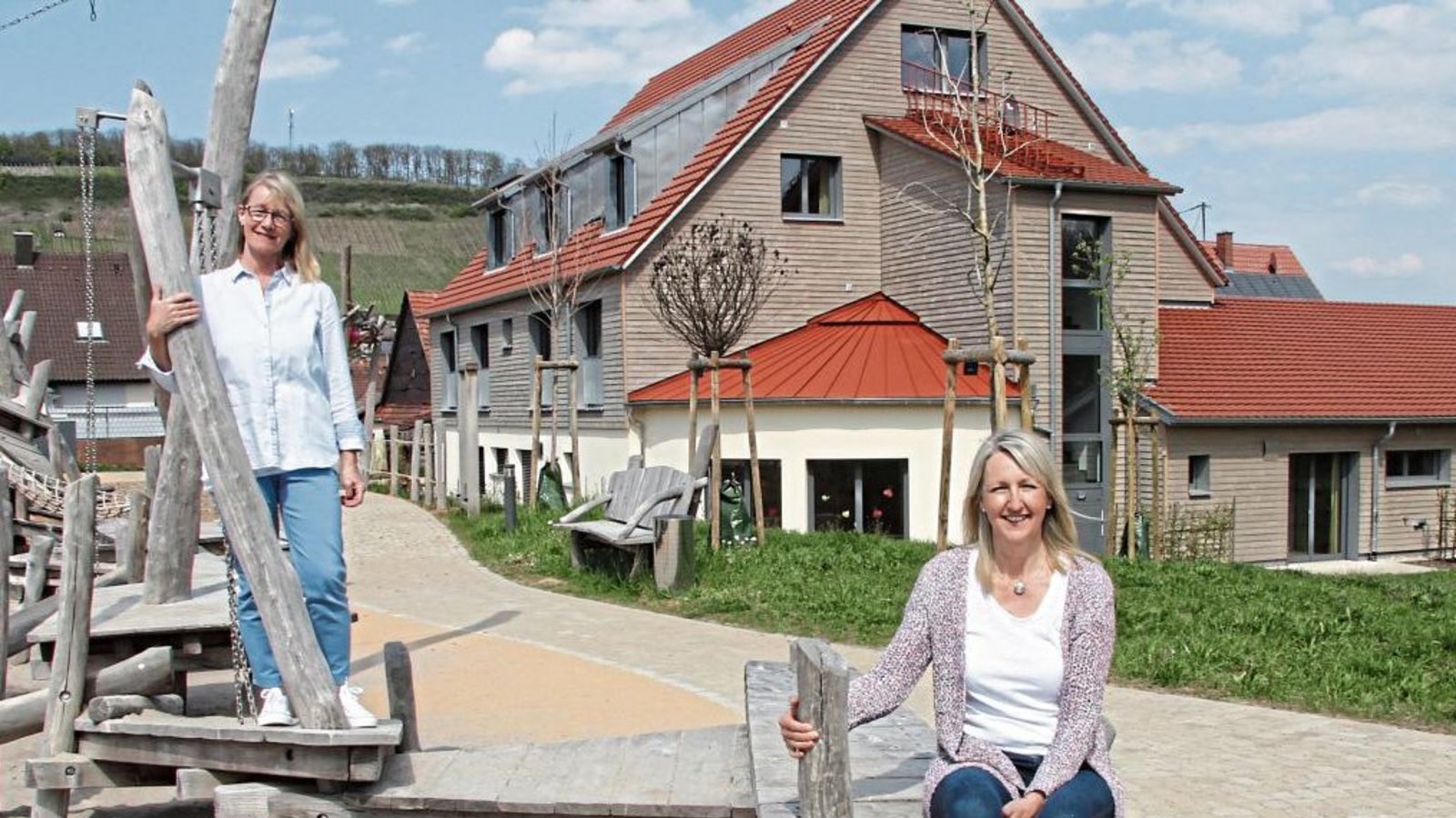 Heute vor drei Jahren eröffnete die besondere Familienherberge Lebensweg. Viel ist erreicht, viel noch zu tun, berichten Initiatorin Karin Eckstein (l.) und Mitarbeiterin Andrea Kienzle. Foto: Rieger Heute vor drei Jahren eröffnete die besondere Familienherberge Lebensweg. Viel ist erreicht, viel noch zu tun, berichten Initiatorin Karin Eckstein (l.) und Mitarbeiterin Andrea Kienzle. Foto: Rieger