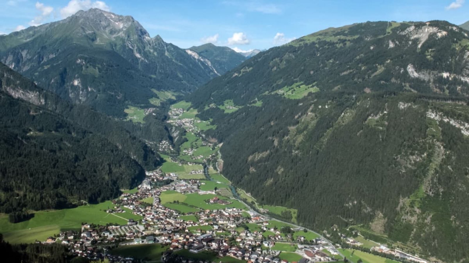 Der Mann war mit seinem Schwiegervater und zwei Schwägern in den Zillertaler Alpen bei Mayrhofen auf die Mörchnerscharte gewandert. (Archivbild)Frank Kleefeldt/dpa Der Mann war mit seinem Schwiegervater und zwei Schwägern in den Zillertaler Alpen bei Mayrhofen auf die Mörchnerscharte gewandert. (Archivbild)Frank Kleefeldt/dpa