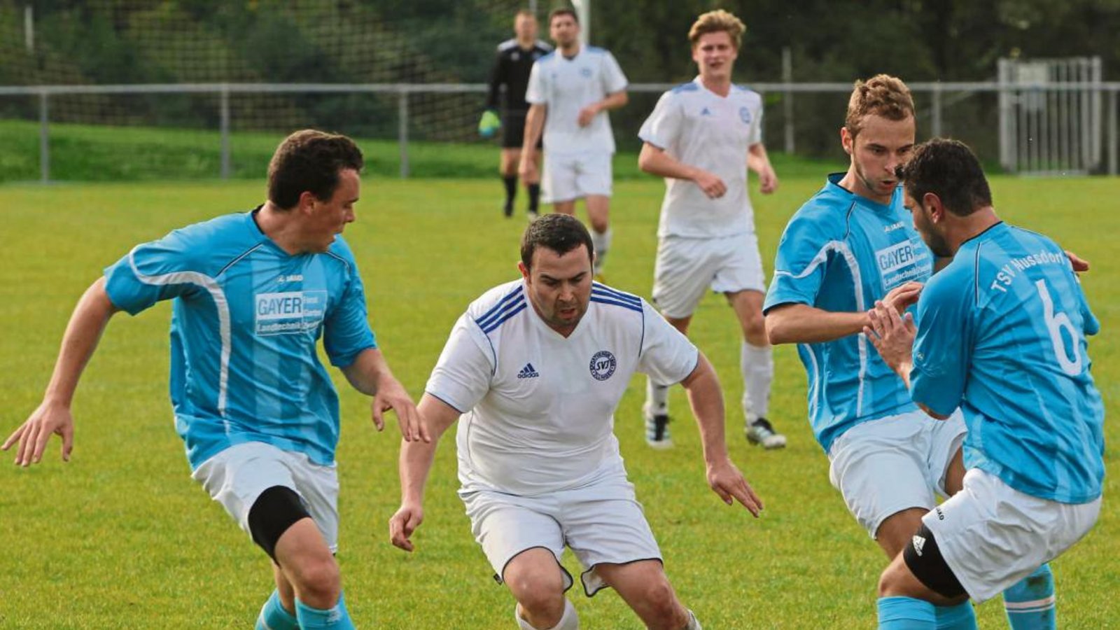 Der SV Illingen – Tobias Häfner in Weiß gegen Markus Grözinger, Heiko Dieterle und Sedat Yilmaz (von links) – braucht jeden Punkt. Foto: Archiv/Bürkle Der SV Illingen – Tobias Häfner in Weiß gegen Markus Grözinger, Heiko Dieterle und Sedat Yilmaz (von links) – braucht jeden Punkt. Foto: Archiv/Bürkle