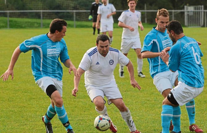 Der SV Illingen – Tobias Häfner in Weiß gegen Markus Grözinger, Heiko Dieterle und Sedat Yilmaz (von links) – braucht jeden Punkt. Foto: Archiv/Bürkle